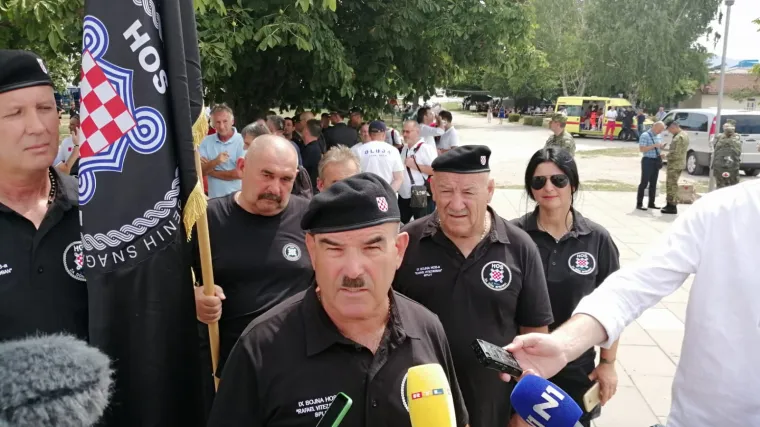 HOS-ovci u Kninu uzvikivali 'Za dom spremni', Skejo: 'To je kao kad u crkvi kažete: hvaljen Isus i Marija'