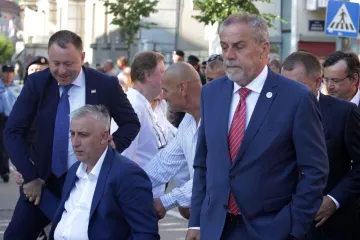 'Treba nam čovjek koji će lupiti šakom o stol'