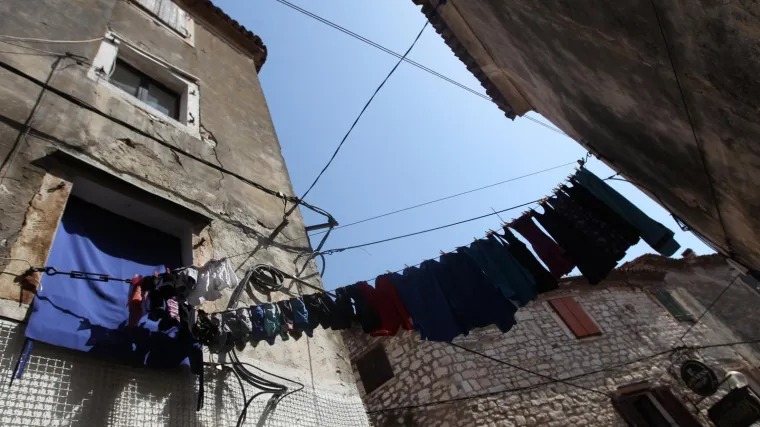 Lokalne vlasti zabranile su&scaron;enje rublja na prozorima, građani bijesni: 'Neka nam nabave su&scaron;ilice!'