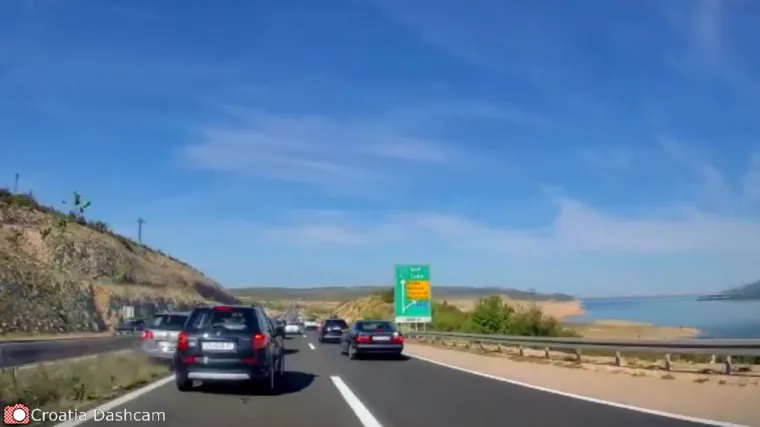 Punom brzinom naletio na kolonu kod Maslenice, pro&scaron;ao tik uz ogradu pa udario u drugo vozilo i zavrtio se