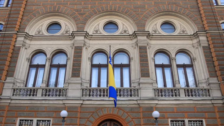 Jedan čovjek u rukama drži izvr&scaron;nu i zakonodavnu vlast