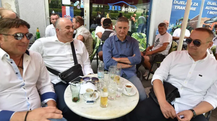 Snimljen u dru&scaron;tvu nekada&scaron;njih suradnika; može li ponovo na njih računati?