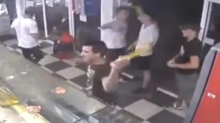 Podivljali mladići demolirali pekarnicu - razbacivali hranu, prolijevali jogurt, zaprljali zastavu...