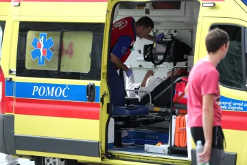 Pijani psihički bolesnik sa sjekirom naganjao ekipu Hitne pomoći u dvori&scaron;tu obiteljske kuće