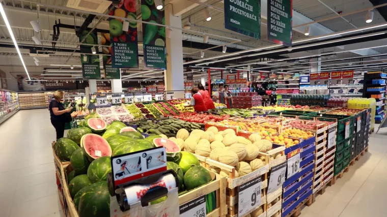 U domaćem trgovačkom lancu menadžeri ovog ljeta slažu police u dućanima