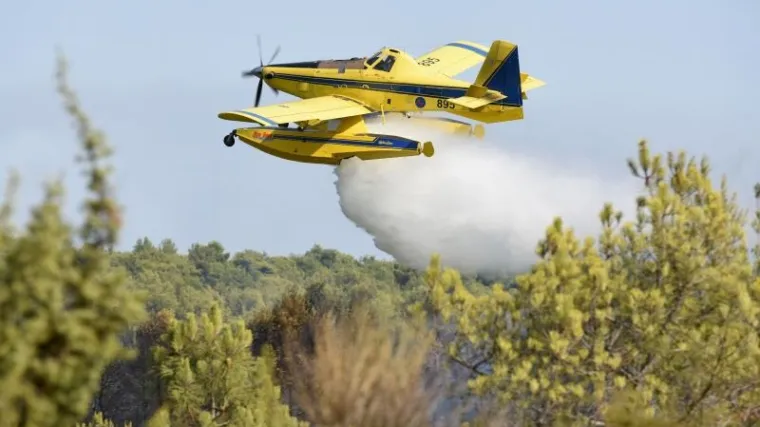 Šumu kod Skradina gasi šest aviona