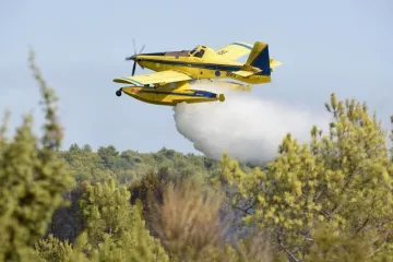 Šumu kod Skradina gasi šest aviona