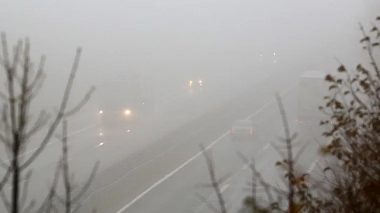 Gusta magla smanjuje vidljivost na cestama u Lici i unutrašnjosti