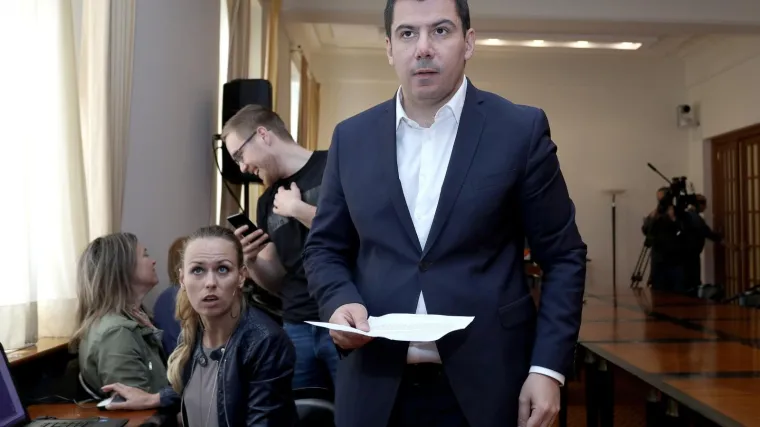 Predsjednica nema hrabrosti udariti &scaron;akom o stol, a mi na vrata Pantovčaka vi&scaron;e nećemo kucati