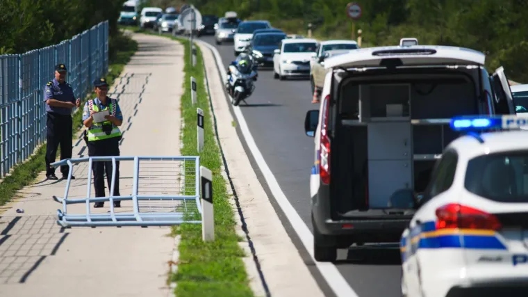 Pre&scaron;ao u suprotni smjer i frontalno udario u drugi auto'