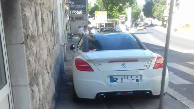 Bi li ovako parkirao u svojoj zemlji? Jednim potezom blokirao i nogostup i zebru