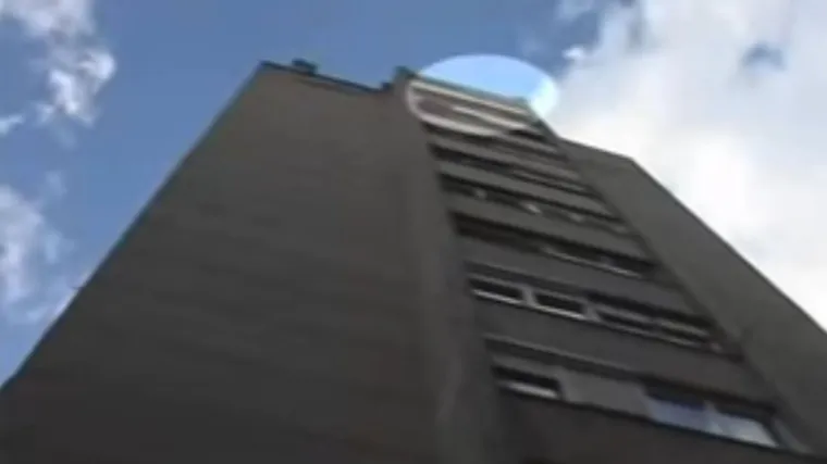 S 11 kata na prolaznike baca &scaron;alice, noževe, sve &scaron;to joj padne pod ruku; 'Ovo vi&scaron;e  nije normalno'