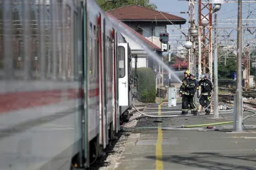 Ovako je izgledala akcija gašenja požara: Zapalio se putnički vagon na Glavnom kolodvoru u Zagrebu