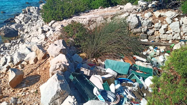 Njemačka obitelj do&scaron;la ljetovati u Hrvatsku pa se &scaron;okirala: Umjesto kupanja, čistili smeće s plaže