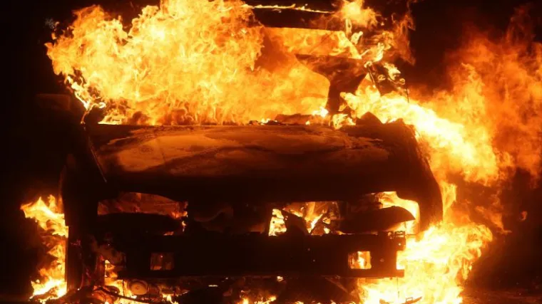 Izvan svakog razuma: Dijete (13) i mladić (20) ukrali dva vozila, jedno i zapalili!