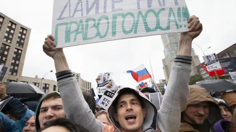 Ruski policajci mlate prosvjednike: Pretukli mladu ženu, javnost bijesna i zgrožena