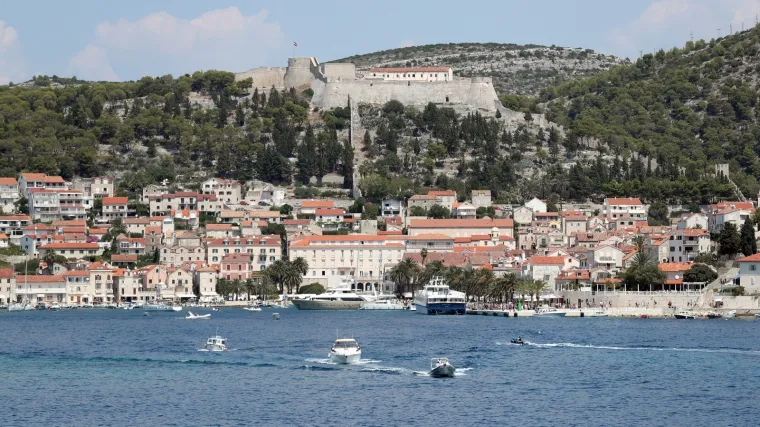 Večerali &scaron;koljke u hvarskom restoranu? Mu&scaron;karac umro, dvoje djece u kritičnom stanju