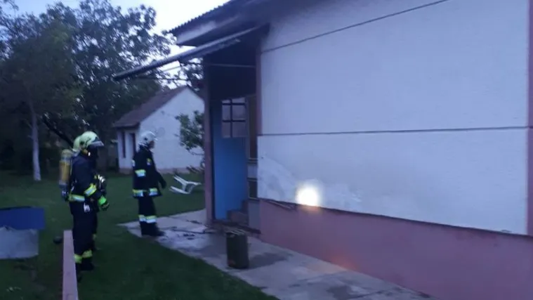 Zaprijetili smrću pa zapalili kuću: U&scaron;ao u dječju sobu, polio benzinom namje&scaron;taj i izazvao požar...