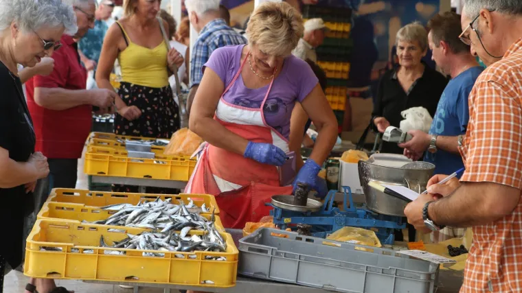 'I turisti i domaći lo&scaron;e kupuju, svi idu jesti hamburgere u fast food'