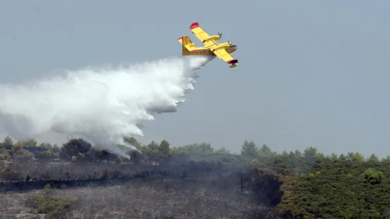 U požaru kod Zadra izgorjelo 15 hektara &scaron;ume, vatrogasci na terenu