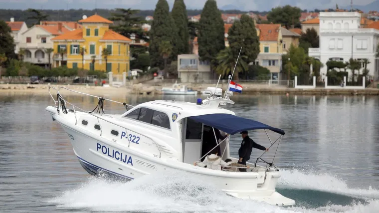 Drama na Braču: Tijekom točenja goriva planuo požar na gliseru. Ozlijeđene dvije Francuskinje