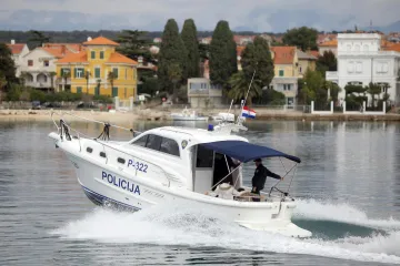 Drama na Braču: Tijekom točenja goriva planuo požar na gliseru. Ozlijeđene dvije Francuskinje