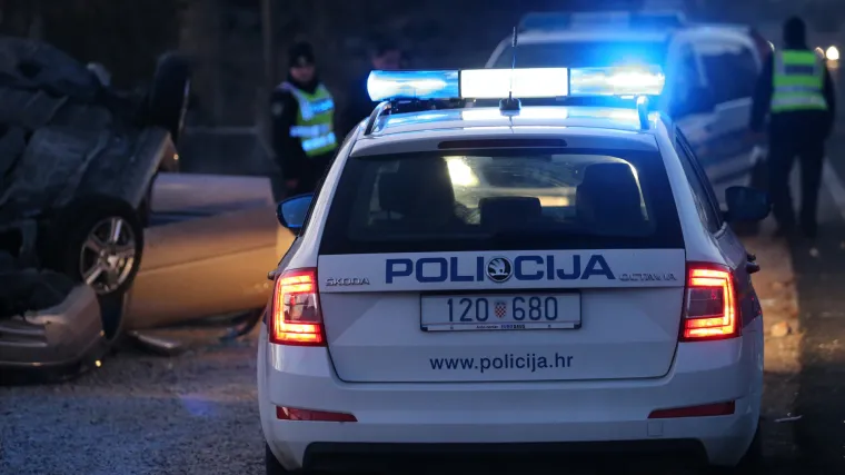 Tragedija u Karlovcu: Mu&scaron;karca srednjih godina pregazio auto. Policija utvrđuje njegov identitet