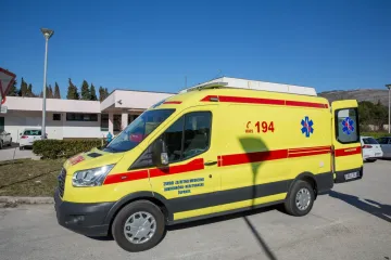 Teško ozlijeđeno dijete: Šetalo s roditeljima uz cestu i odjednom istrčalo na kolnik pred auto
