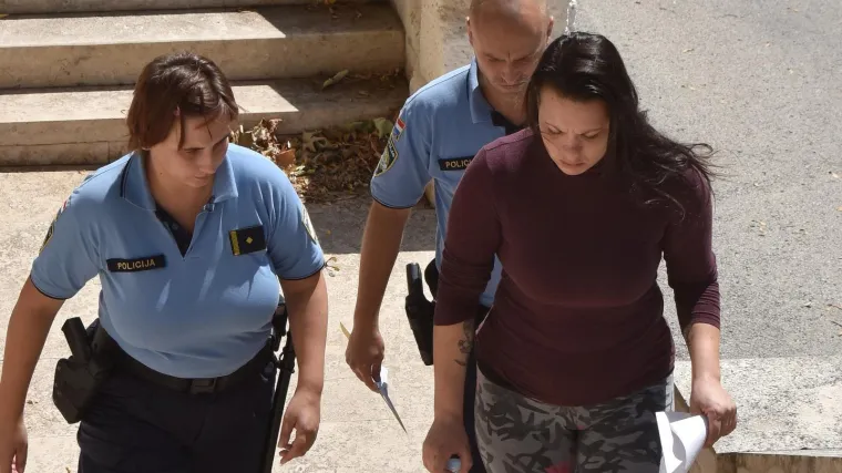 Pre&scaron;la je u suprotni trak, poginuo je motociklist, a njegova kćer (17) izgubila nogu