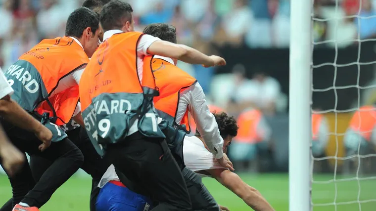 Navijač ozlijedio Liverpoolovog vratara, Klopp očajan