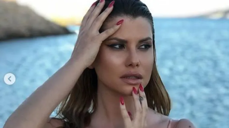 Na ljetovanju s Pokrivačem promijenila nekoliko seksi bikinija