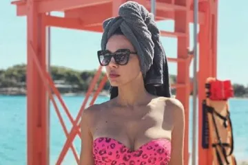 Koji joj bolje stoji? Ove infarktne poze otežat će vam odluku