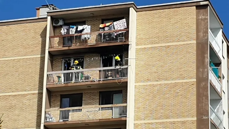 Sukljanje dima i plamena kroz prozor stana u Požegi, požar uočio slučajni prolaznik