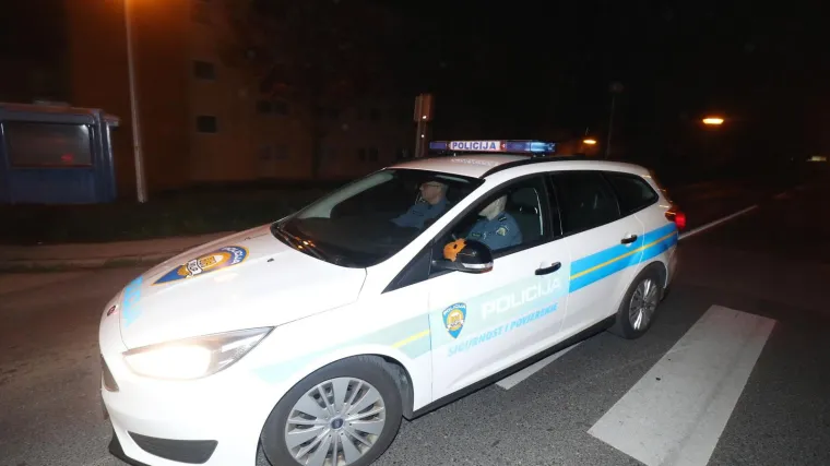 Prvo su se dva auta frontalno sudarila, pa su naletjela jo&scaron; dva