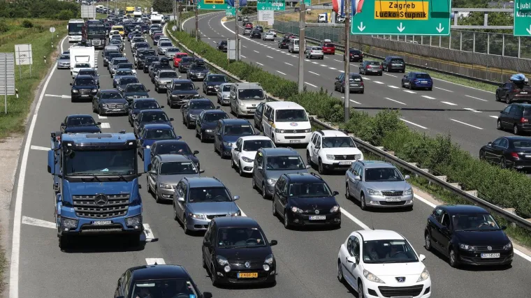 Sezona ipak nije podbacila? Na autocestama proteklog vikenda vi&scaron;e vozila nego pro&scaron;le godine
