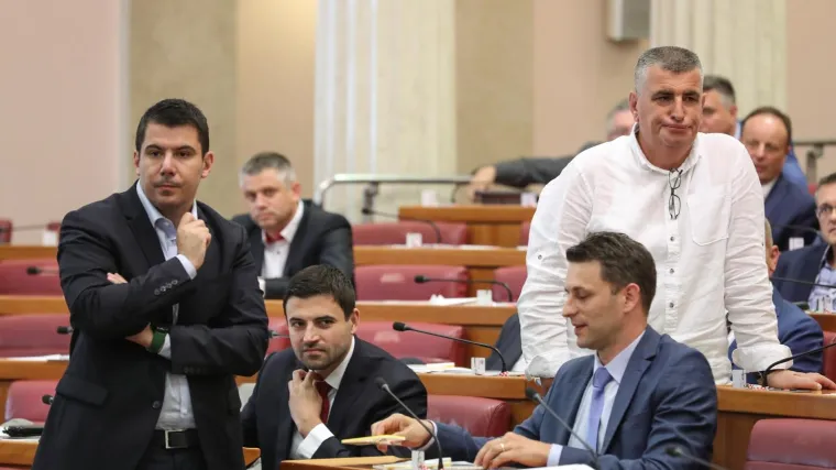 Akcija Mosta - 'Voda u Ustav', skupljaju potpise građana