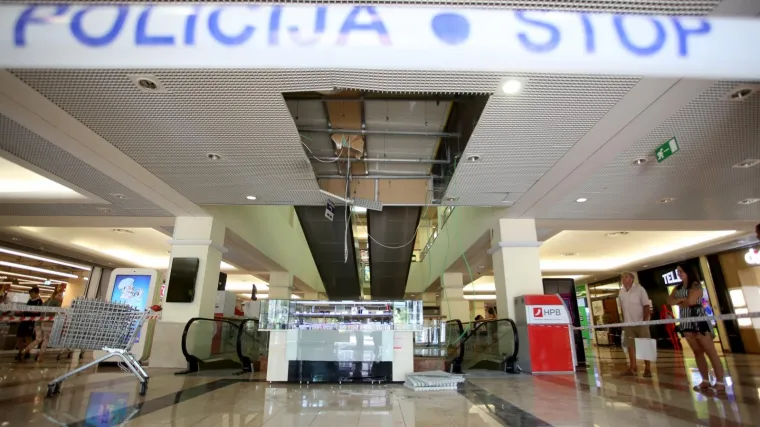 Žena prekoračila zaštitnu ogradu i propala kroz spušteni strop