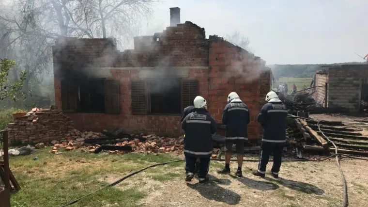 Suze u dječjim očima: Vatra im je 'progutala' sve &scaron;to su imali, spasili tek novčanik s dokumentima