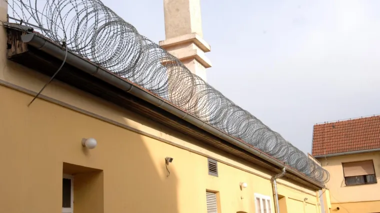 Probili rupu u zidu, policajci čuli buku pa upali u ćelije. Ozlijeđeni su