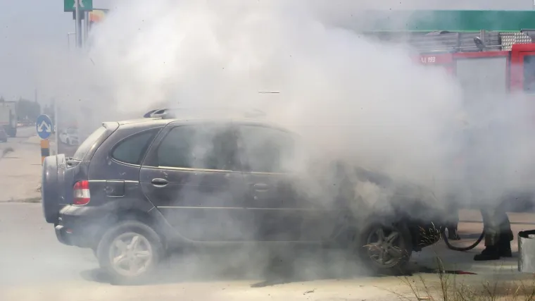 VIDEO Buktinja na benzinskoj crpki u Splitu: Išla natočiti gorivo, auto joj se zapalio u vožnji