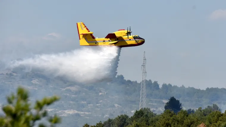 Gori kod Podgore: U ga&scaron;enju sudjeluju tri protupožarna aviona