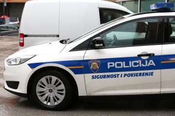 Teška prometna nesreća: Mladić (22) poginuo, a njegov suvozač je teško stradao