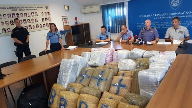 FOTO  Pao s 341 kg 'trave': Sakrio je u 17 torbi, carinicima rekao da nosi sportsku opremu