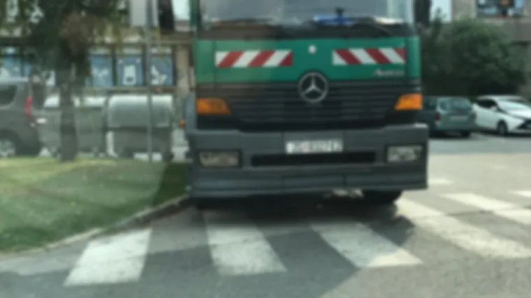 FOTO Umjesto da voze smeće: Radnici Čistoće parkirali kamion na pje&scaron;ačkom pa oti&scaron;li na piće