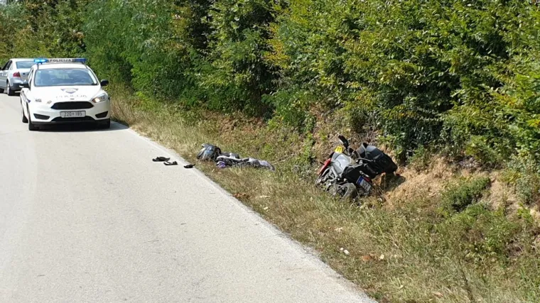Nesreća kod Kutjeva: Motociklom sletio s ceste, te&scaron;ko ozlijeđeni mu&scaron;karac i žena