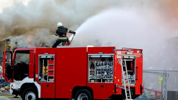 U ga&scaron;enju drvene etno kuće ozlijeđena dva vatrogasca