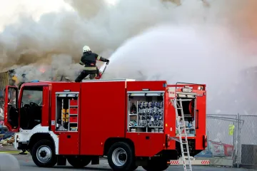 U ga&scaron;enju drvene etno kuće ozlijeđena dva vatrogasca