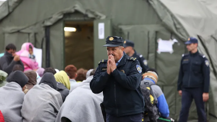 Drama na Kupi: Policija iz tonućeg kombija izvukla 11 migranata, jedna žena preminula, vozač pobjegao
