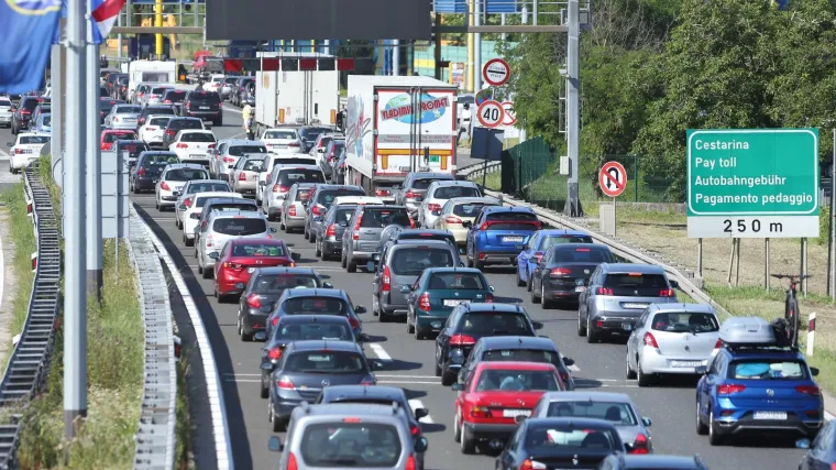Vozači, oprez! Promet pojačan u smjeru mora i unutra&scaron;njosti. Pogledajte gdje su zastoji i kolone