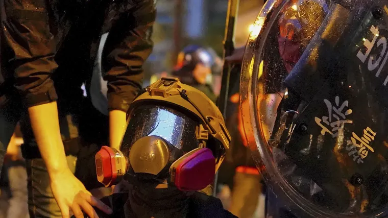 Drama na vrhuncu: Policajci u Hong Kongu prvi put upotrijebili pravo streljivo i vodene topove